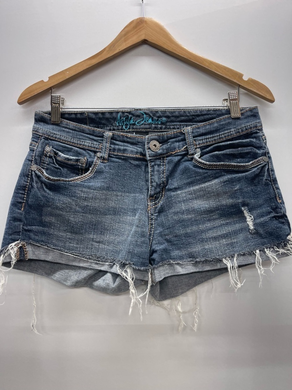 Ariya Vintage Y2K low rise medium Wash Frayed‎ Denim shorts